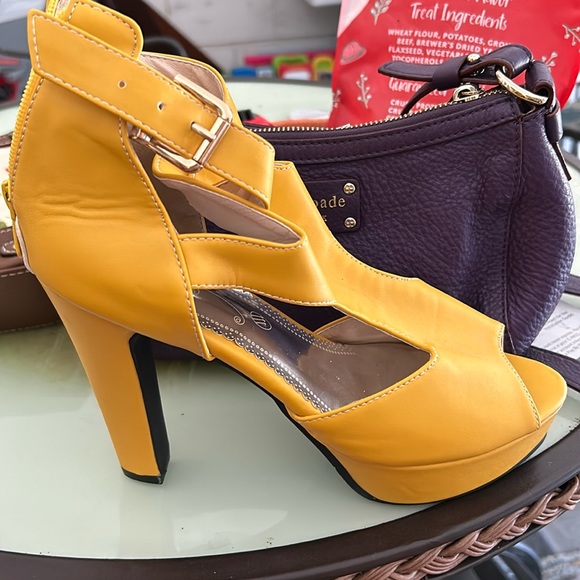 Size is actually 9 1/2 or 10   Lib Fish Mouth Platforms Cuban Heels - Picture 3 of 4